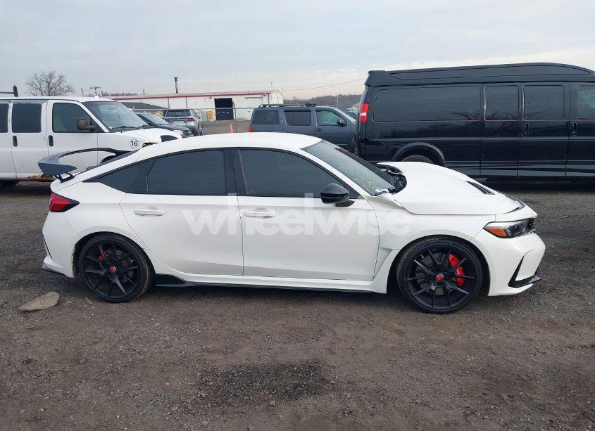 Photo 13 of 2024 Honda Civic TYPE R (VIN JHMFL5G4XRX001005)