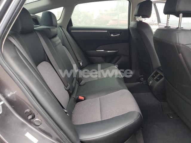 Photo 4 of 2018 HONDA CLARITY (VIN JHMZC5F16JC007092)