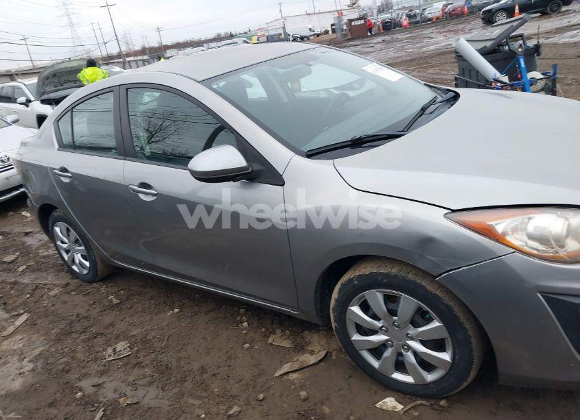 Photo 13 of 2010 Mazda Mazda3 I SPORT (VIN JM1BL1SF5A1270084)