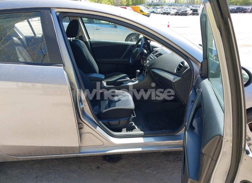 Photo 5 of 2010 Mazda Mazda3 I TOURING (VIN JM1BL1SFXA1296292)