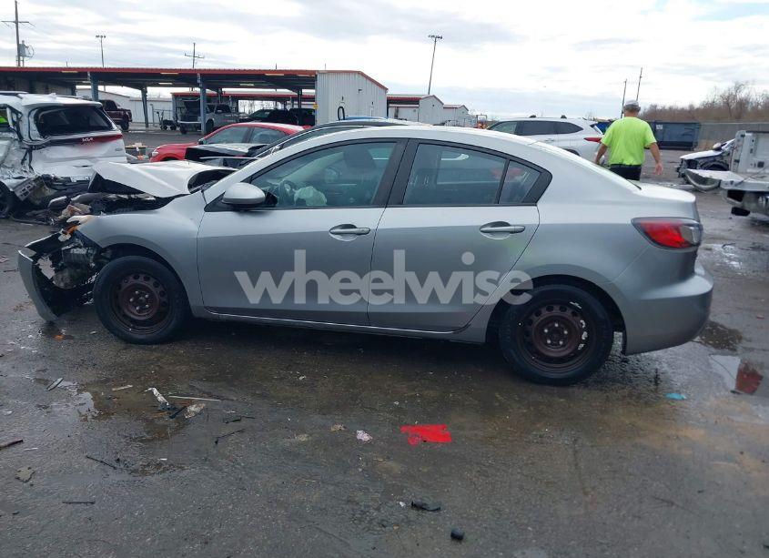 Photo 14 of 2013 Mazda Mazda3 I SV (VIN JM1BL1TF2D1702052)