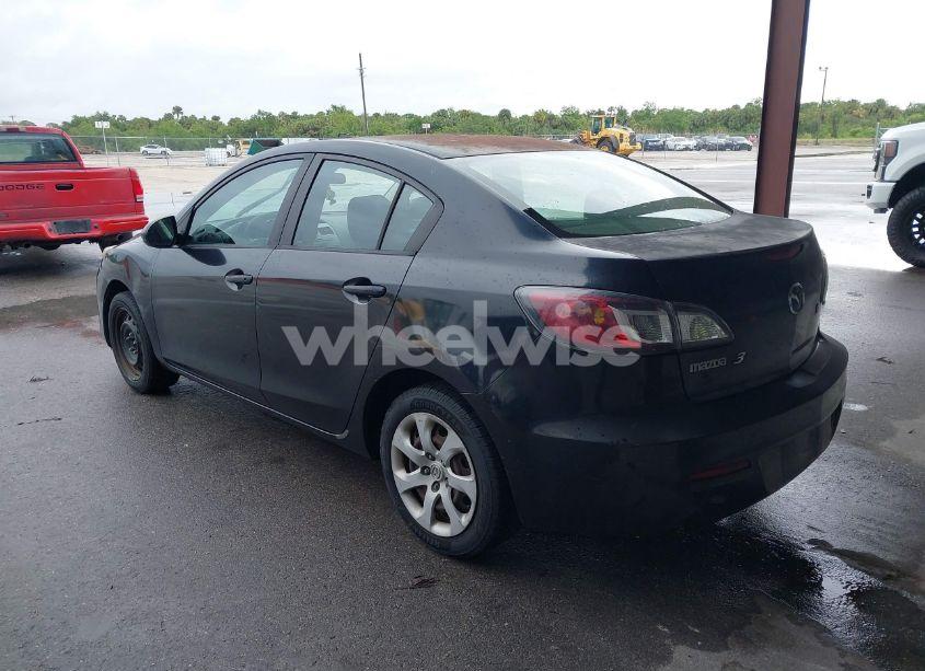 Photo 3 of 2013 Mazda Mazda3 I SV (VIN JM1BL1TF4D1704725)
