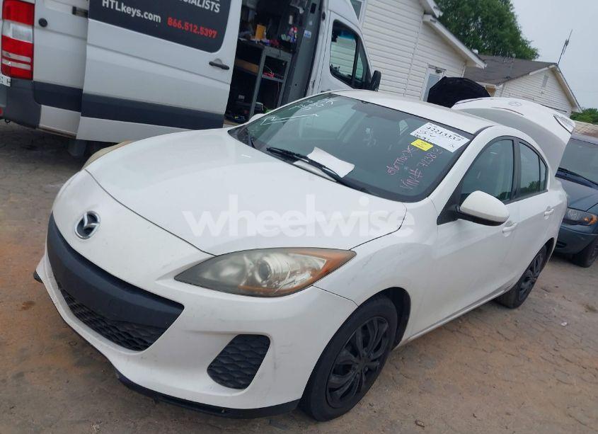 Photo 2 of 2013 Mazda Mazda3 I SV (VIN JM1BL1TF8D1723813)