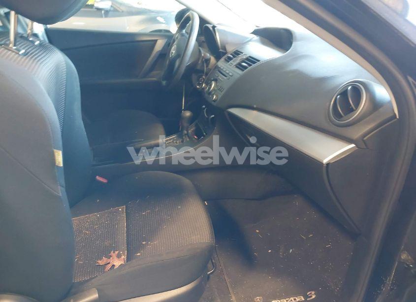 Photo 5 of 2013 Mazda Mazda3 I SV (VIN JM1BL1TG0D1812753)