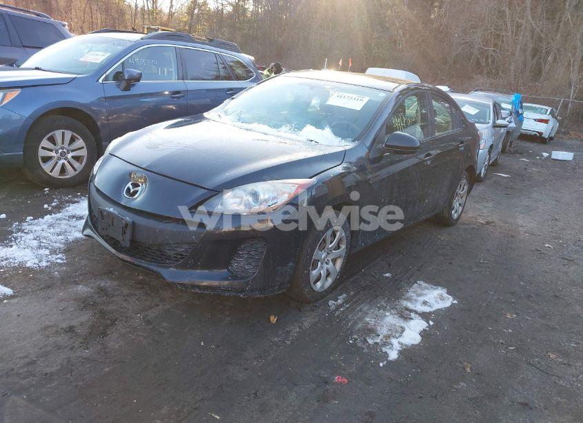 Photo 2 of 2013 Mazda Mazda3 I SV (VIN JM1BL1TG0D1840536)