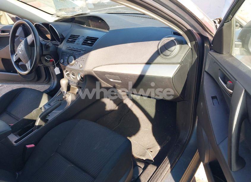 Photo 5 of 2013 Mazda Mazda3 I SV (VIN JM1BL1TG2D1789556)