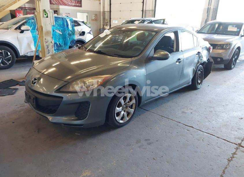Photo 2 of 2013 Mazda Mazda3 I SV (VIN JM1BL1TG6D1816354)