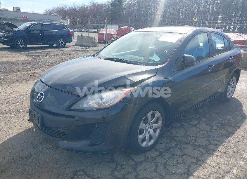 Photo 2 of 2013 Mazda Mazda3 I SV (VIN JM1BL1TG6D1833090)