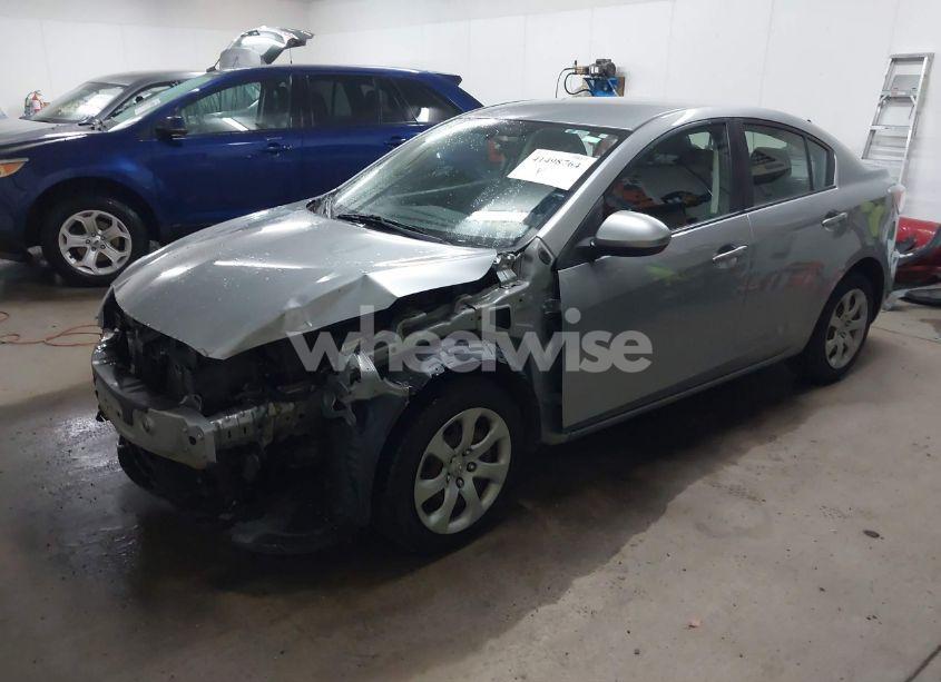 Photo 2 of 2013 Mazda Mazda3 I SV (VIN JM1BL1TG8D1807008)