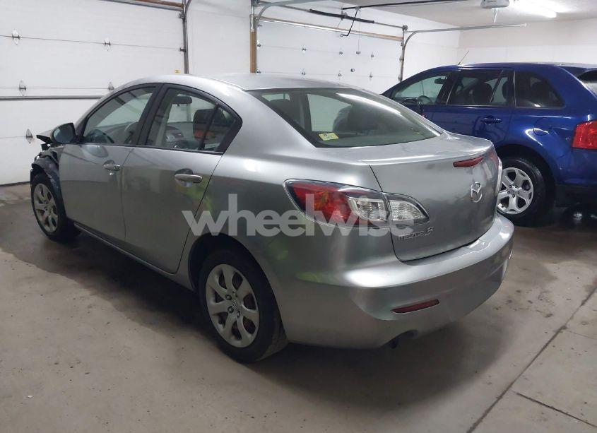 Photo 3 of 2013 Mazda Mazda3 I SV (VIN JM1BL1TG8D1807008)