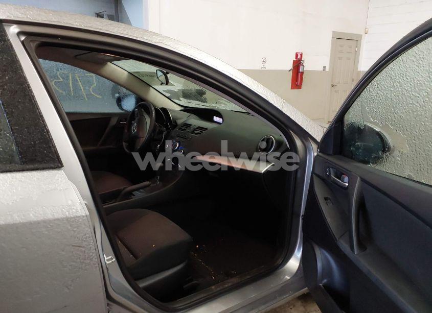 Photo 5 of 2013 Mazda Mazda3 I SV (VIN JM1BL1TG9D1843497)