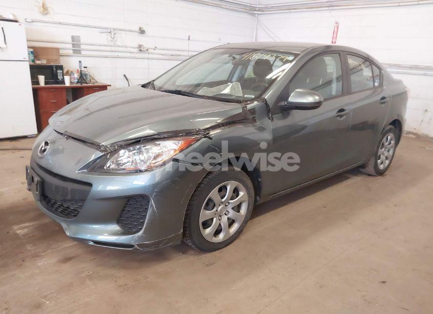 Photo 2 of 2013 Mazda Mazda3 I SPORT (VIN JM1BL1U70D1755761)