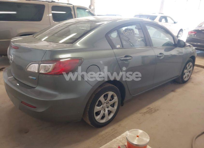 Photo 4 of 2013 Mazda Mazda3 I SPORT (VIN JM1BL1U70D1755761)