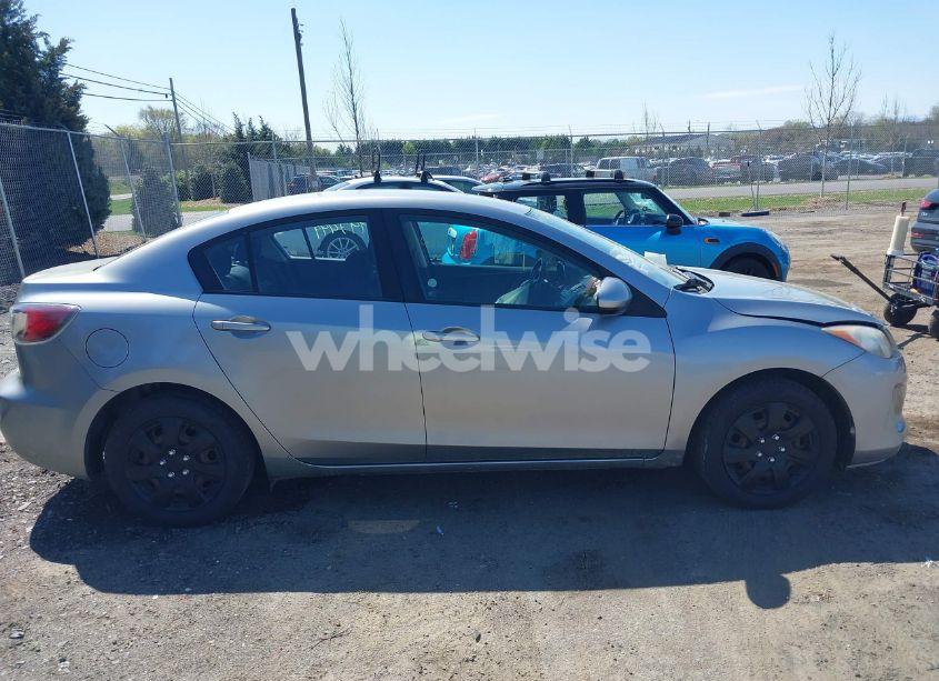 Photo 13 of 2013 Mazda Mazda3 I SPORT (VIN JM1BL1U73D1814690)