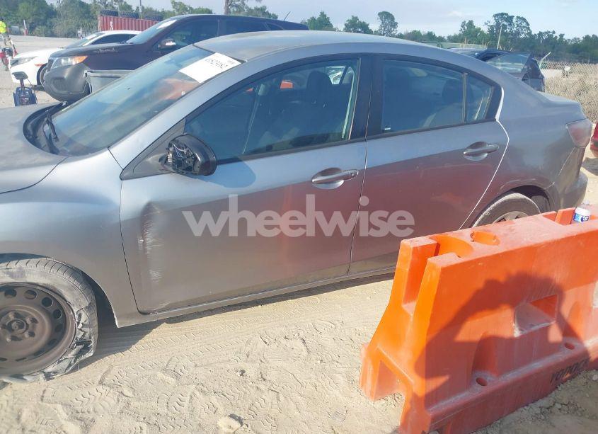 Photo 12 of 2013 Mazda Mazda3 I SPORT (VIN JM1BL1U75D1704675)