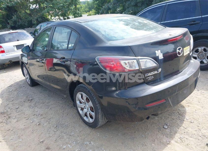 Photo 3 of 2013 Mazda Mazda3 I SPORT (VIN JM1BL1U76D1742979)