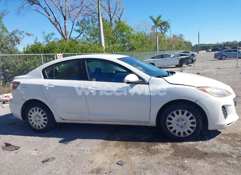 Photo 13 of 2013 Mazda Mazda3 I SPORT (VIN JM1BL1U77D1833078)