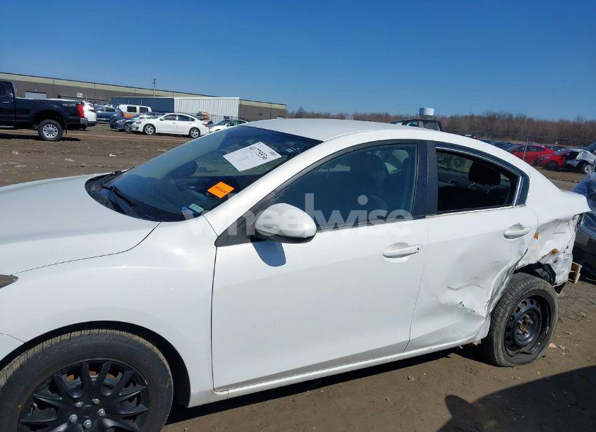 Photo 15 of 2013 Mazda Mazda3 I SPORT (VIN JM1BL1U79D1739798)