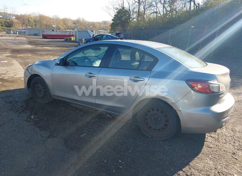 Photo 3 of 2013 Mazda Mazda3 I SPORT (VIN JM1BL1U87D1703441)