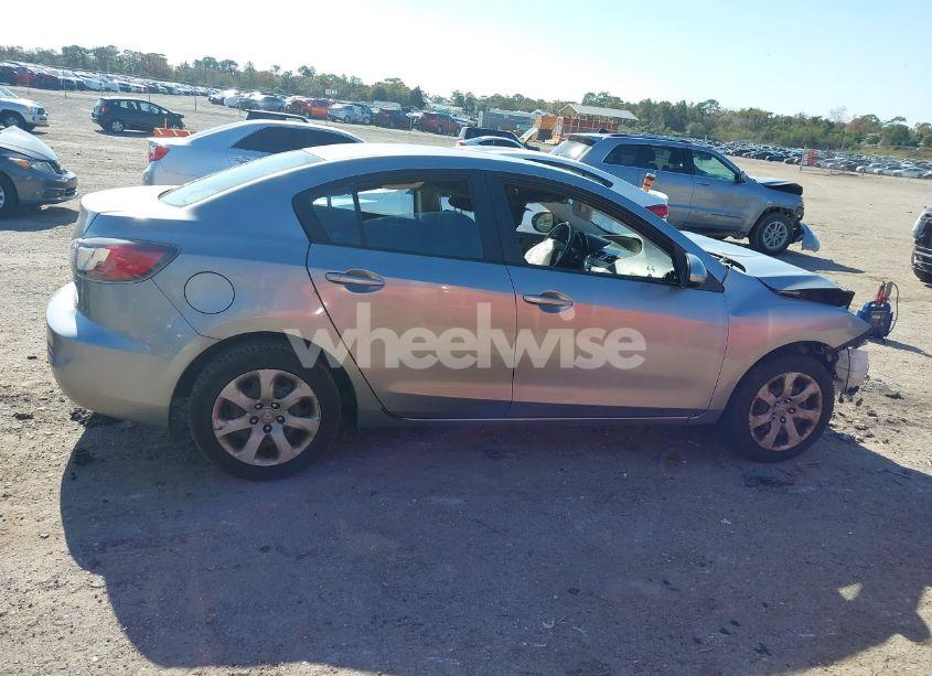 Photo 13 of 2013 Mazda Mazda3 I SPORT (VIN JM1BL1U89D1708401)