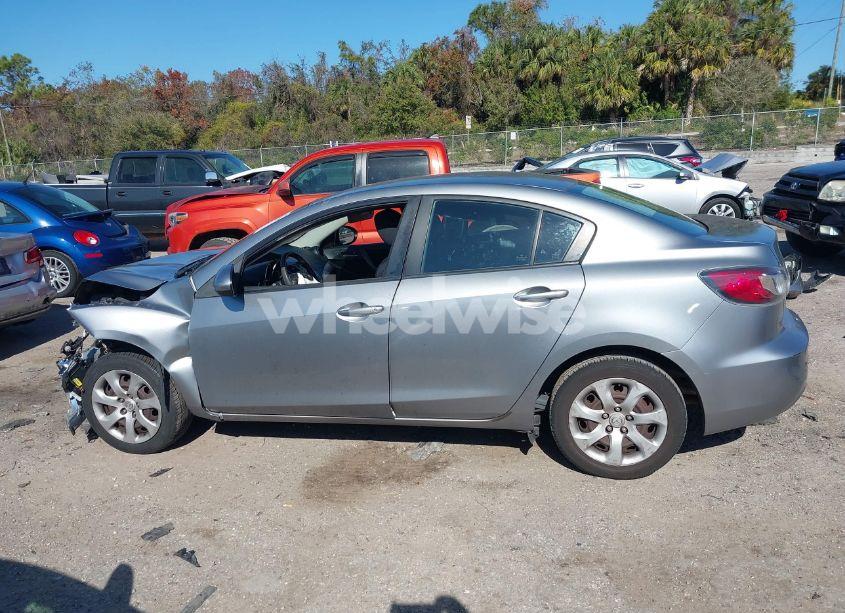 Photo 14 of 2013 Mazda Mazda3 I SPORT (VIN JM1BL1U89D1708401)