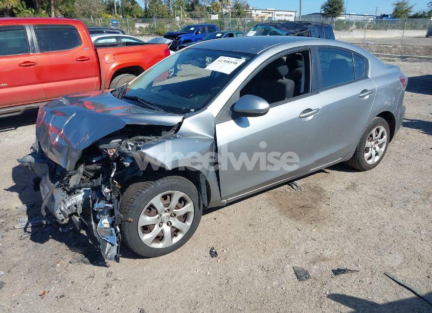 Photo 2 of 2013 Mazda Mazda3 I SPORT (VIN JM1BL1U89D1708401)