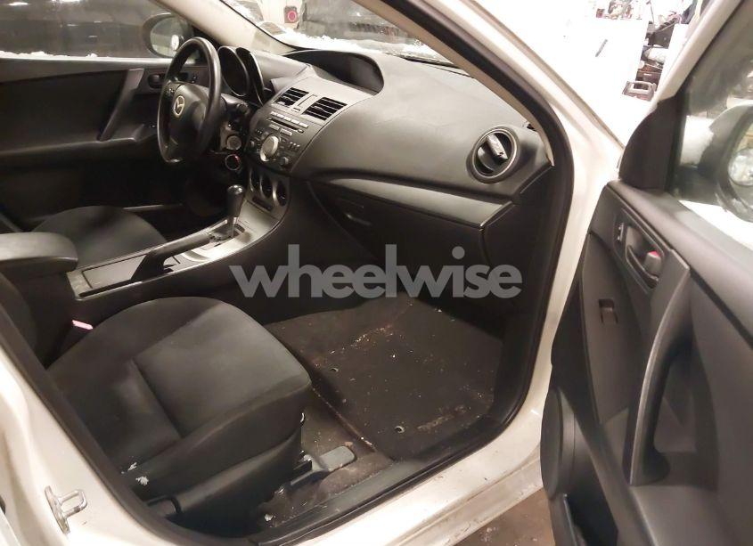 Photo 5 of 2011 Mazda Mazda3 I SPORT (VIN JM1BL1UF5B1380714)