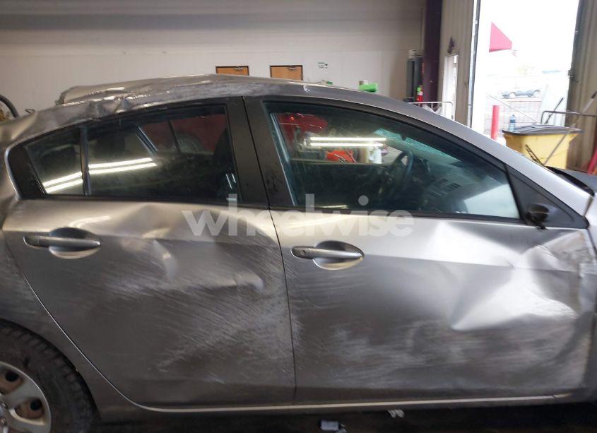 Photo 14 of 2011 Mazda Mazda3 I SPORT (VIN JM1BL1UF5B1407233)