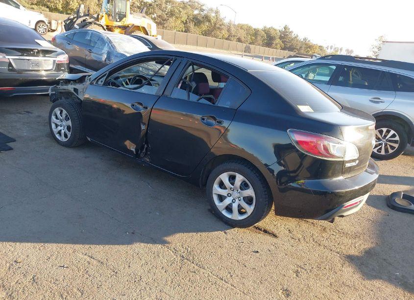 Photo 3 of 2011 Mazda Mazda3 I SPORT (VIN JM1BL1UF8B1461190)