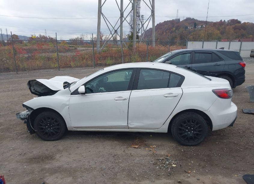 Photo 13 of 2011 Mazda Mazda3 I SPORT (VIN JM1BL1UF8B1471394)
