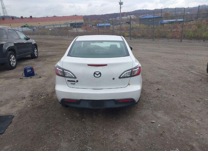 Photo 15 of 2011 Mazda Mazda3 I SPORT (VIN JM1BL1UF8B1471394)