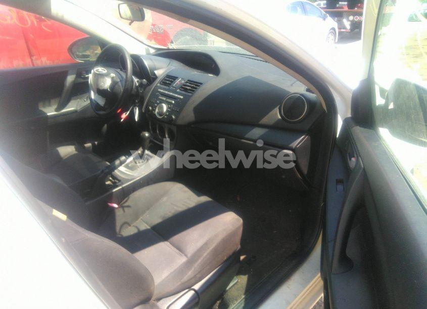 Photo 5 of 2011 Mazda Mazda3 I SPORT (VIN JM1BL1UG1B1466580)