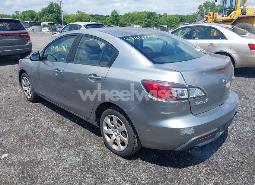 Photo 3 of 2011 Mazda Mazda3 I SPORT (VIN JM1BL1UG1B1467356)