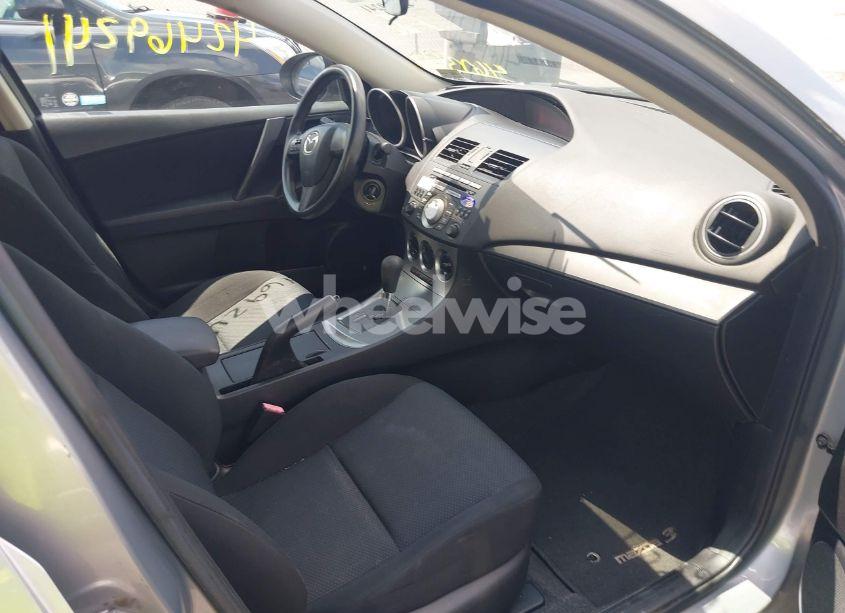 Photo 5 of 2011 Mazda Mazda3 I SPORT (VIN JM1BL1UG1B1467356)