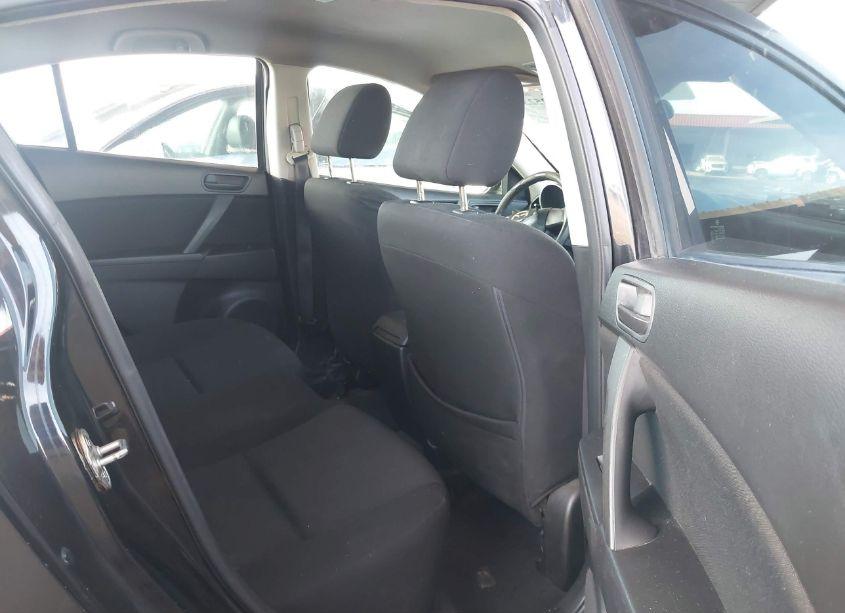 Photo 8 of 2011 Mazda Mazda3 I SPORT (VIN JM1BL1UG2B1370716)