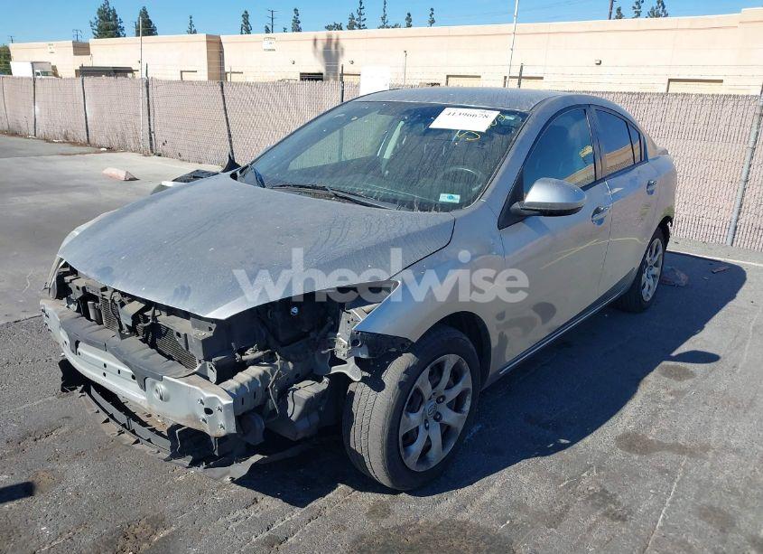 Photo 2 of 2013 Mazda Mazda3 I SPORT (VIN JM1BL1UP1D1733624)
