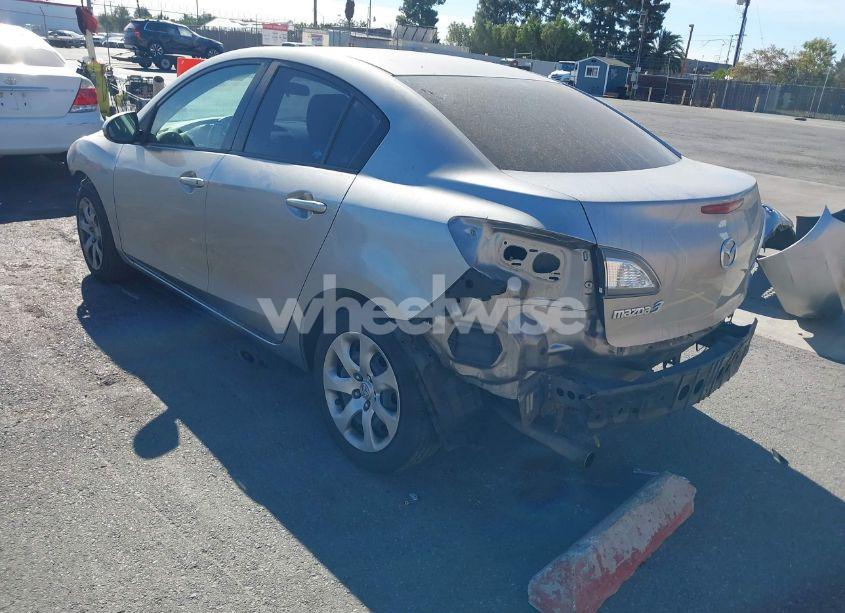 Photo 3 of 2013 Mazda Mazda3 I SPORT (VIN JM1BL1UP1D1733624)