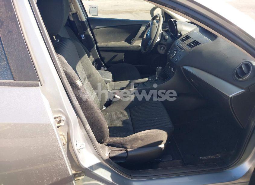 Photo 5 of 2013 Mazda Mazda3 I SPORT (VIN JM1BL1UP1D1733624)