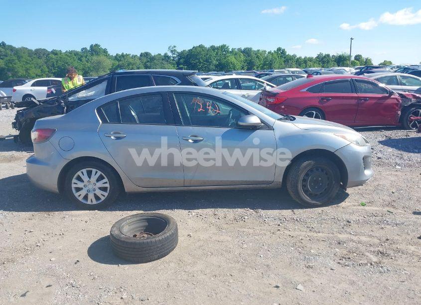 Photo 13 of 2013 Mazda Mazda3 I SPORT (VIN JM1BL1UP1D1852094)