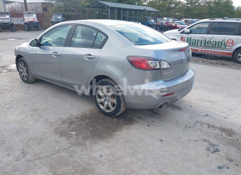 Photo 3 of 2013 Mazda Mazda3 I SPORT (VIN JM1BL1UP6D1822475)