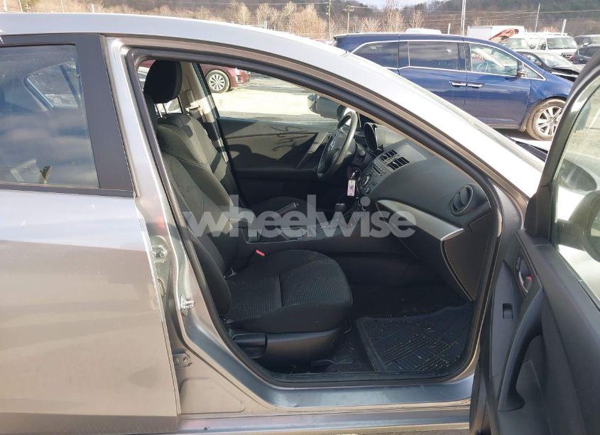 Photo 5 of 2013 Mazda Mazda3 I SPORT (VIN JM1BL1UP6D1822475)