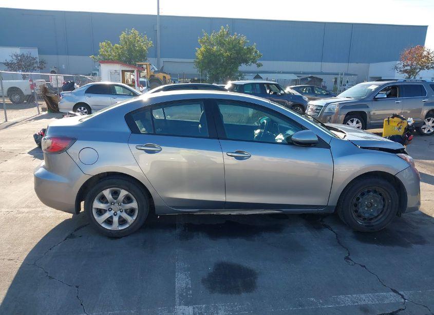 Photo 13 of 2013 Mazda Mazda3 I SPORT (VIN JM1BL1UP6D1852270)