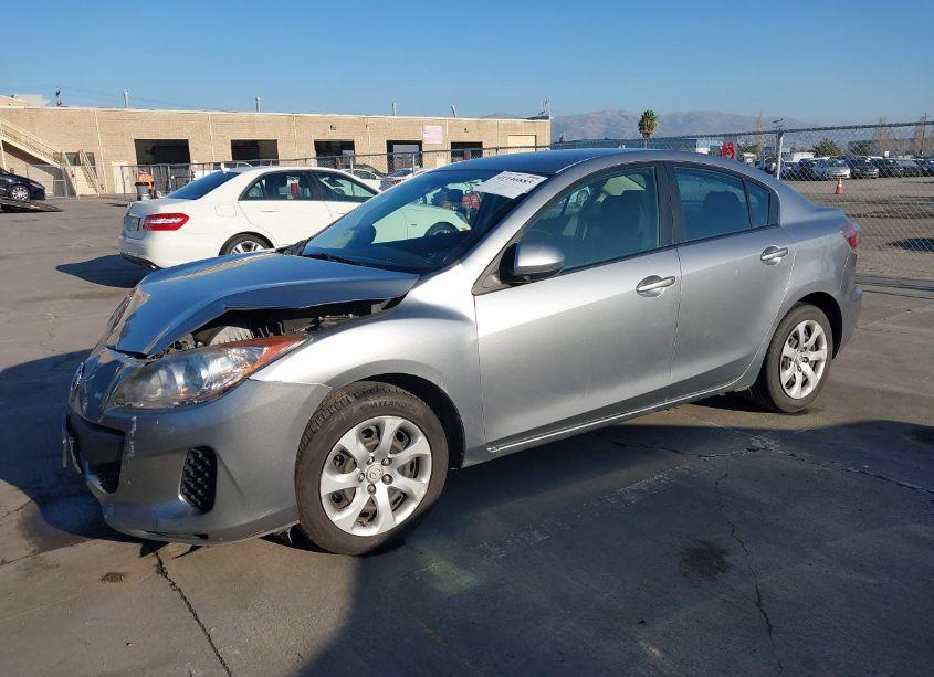 Photo 2 of 2013 Mazda Mazda3 I SPORT (VIN JM1BL1UP6D1852270)