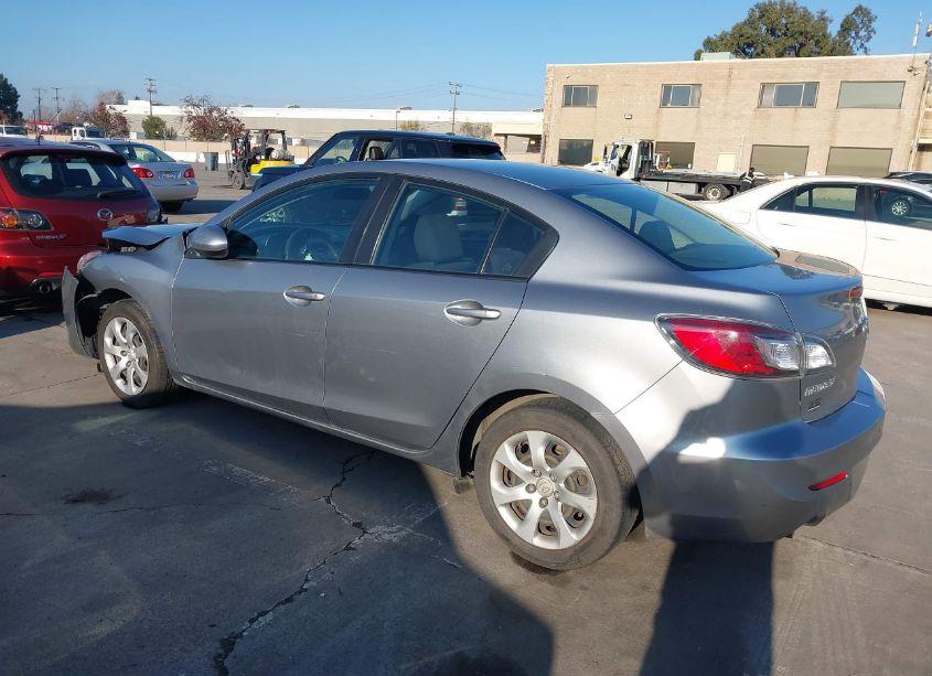 Photo 3 of 2013 Mazda Mazda3 I SPORT (VIN JM1BL1UP6D1852270)