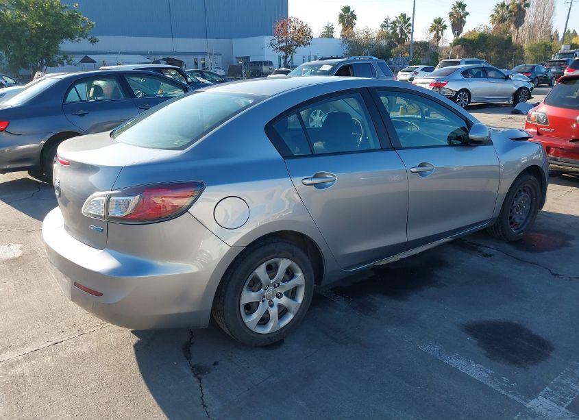 Photo 4 of 2013 Mazda Mazda3 I SPORT (VIN JM1BL1UP6D1852270)