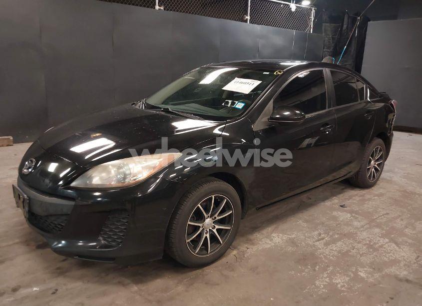 Photo 2 of 2013 Mazda Mazda3 I SPORT (VIN JM1BL1UP9D1738392)