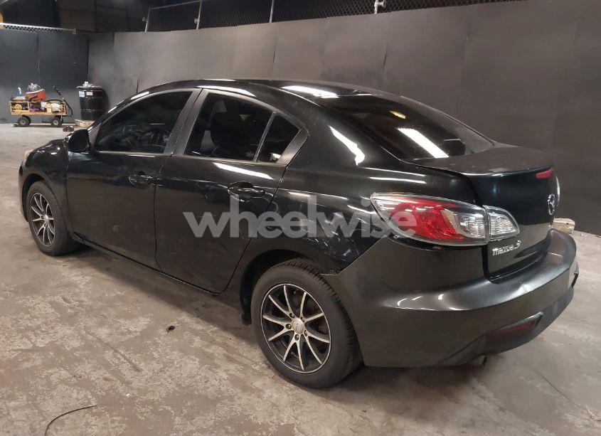 Photo 3 of 2013 Mazda Mazda3 I SPORT (VIN JM1BL1UP9D1738392)