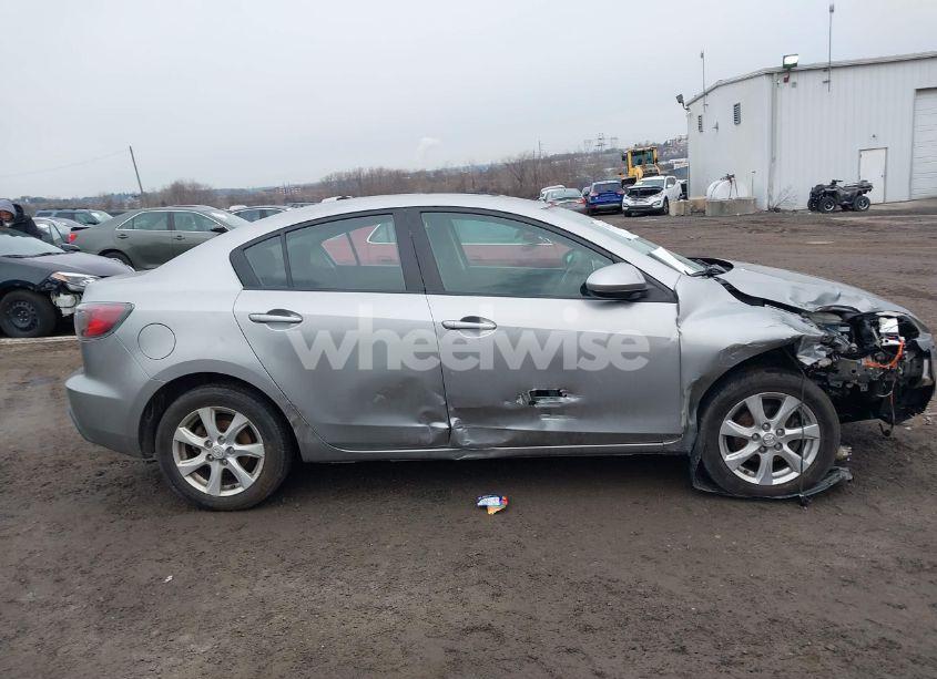 Photo 13 of 2011 Mazda Mazda3 I TOURING (VIN JM1BL1VG3B1378323)
