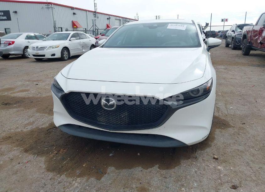 Photo 11 of 2021 Mazda Mazda3 PREMIUM (VIN JM1BPAML0M1302385)