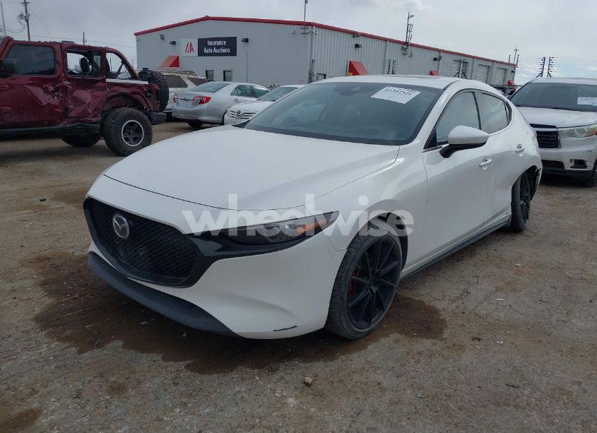 Photo 2 of 2021 Mazda Mazda3 PREMIUM (VIN JM1BPAML0M1302385)